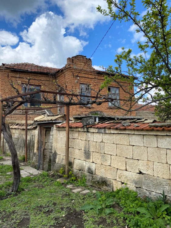 Дом площадью 100 кв.м. требует ремонта, участок земли 1000 кв.м., 7 км до города Провадия, магазин LIDL. — фото 3