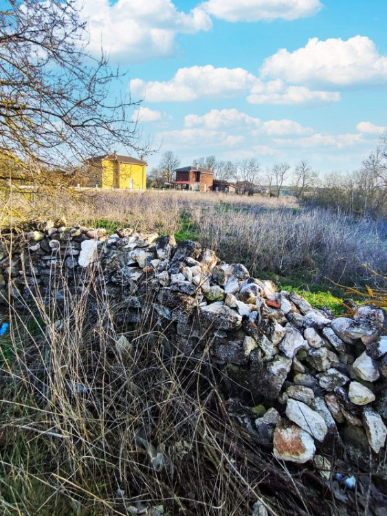 Maison de 100 m² à rénover, terrain de 4500 m², village recherché, à 7 km de la mer — photo 2