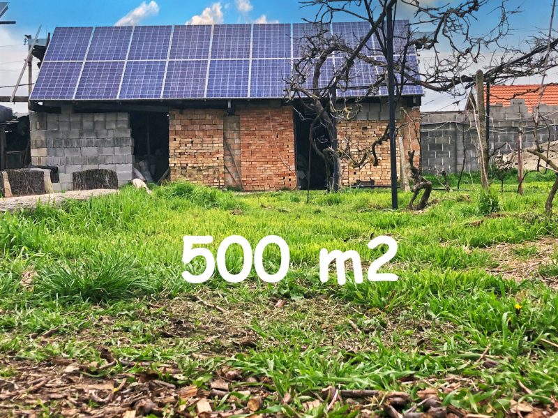 Terrain constructible de 500 m², raccordé à l'eau et à l'électricité, équipé de panneaux solaires de 5 kW, à 4 km de la ville de Dobritch et à 36 km de la mer.