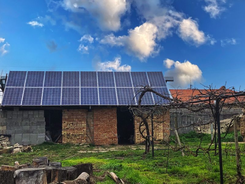 Terrain constructible de 500 m², raccordé à l'eau et à l'électricité, équipé de panneaux solaires de 5 kW, à 4 km de la ville de Dobritch et à 36 km de la mer. — photo 2