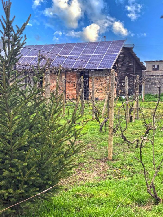 Terrain constructible de 500 m², raccordé à l'eau et à l'électricité, équipé de panneaux solaires de 5 kW, à 4 km de la ville de Dobritch et à 36 km de la mer. — photo 3