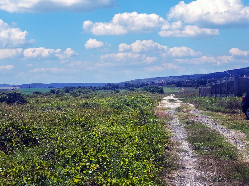 Terrain constructible de 2730 m², eau et électricité, à 4 km de la mer — photo 3