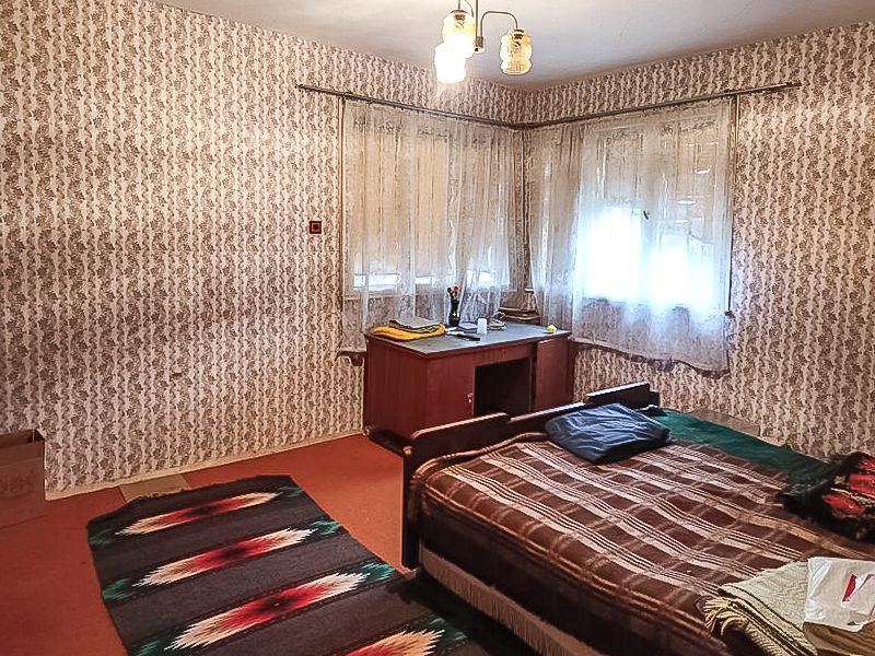 Крепкий двухэтажный каркасный дом из бруса с хозяйственными постройками в Тетевене, Балканский полуостров. — фото 3