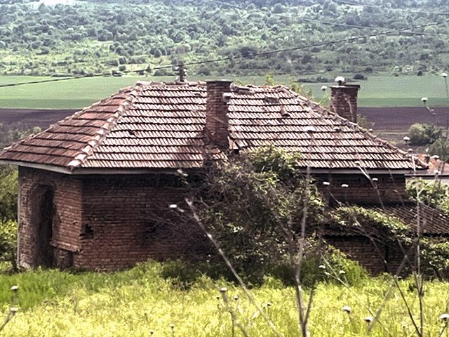 Дом площадью 70 кв.м, требующий ремонта, земельный участок 1650 кв.м, 5 км до города Далгополь, 55 км до моря. — фото 3