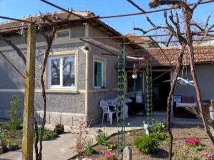 Дом площадью 125 кв.м., требующий ремонта, земельный участок 1100 кв.м., 3 км до города Добрич, 30 км до моря. — фото 1