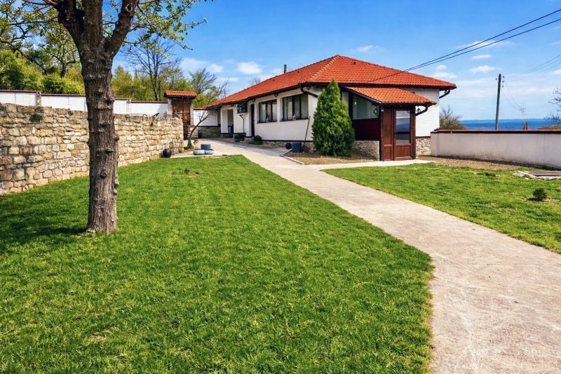 Maison authentique rénovée de 124 m², terrain de 900 m², à 3 km de la ville de Kaspichan