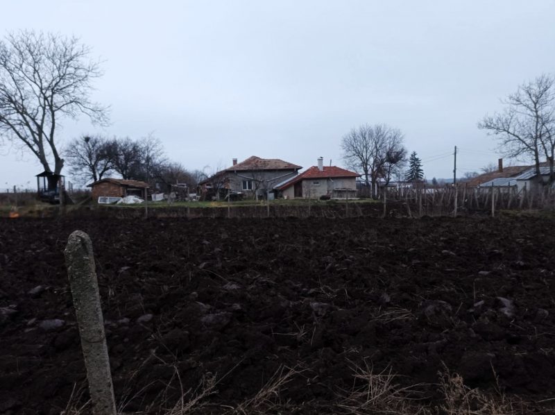 Земельный участок под застройку площадью 800 кв.м, водоснабжение и электричество на границе, 20 км до города Добрич. — фото 3