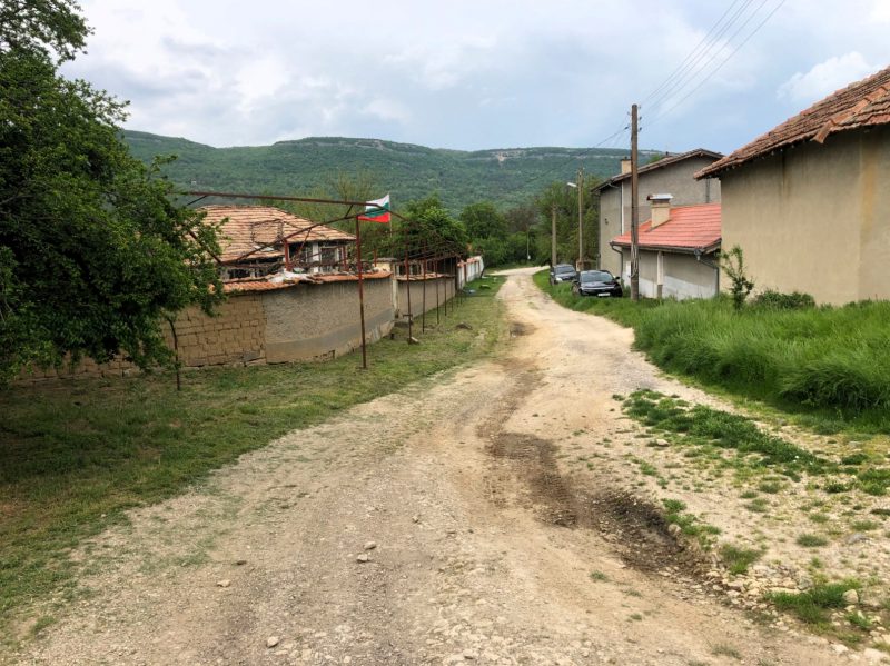 Terrain constructible de 2500 m², eau et électricité disponibles en bordure de route, à 20 km de la ville de Dalgopol. — photo 2