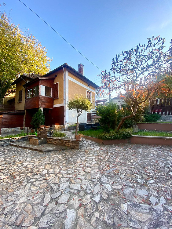 Elegant Family Estate with Guest House and Beautiful Landscaped Garden in Yablanitsa, Bulgaria — фото 2