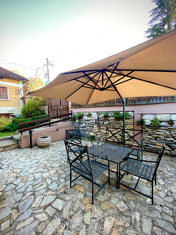 Elegant Family Estate with Guest House and Beautiful Landscaped Garden in Yablanitsa, Bulgaria — фото 3