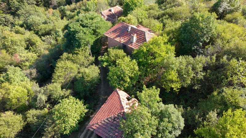 Исключительное горное поместье с участком земли площадью 13 759 кв. м, двумя домами и панорамным видом – Врацкая область, Болгария. — фото 2