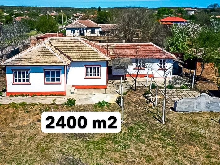 Maison de 100 m², terrain de 2400 m², grand village, à 20 km de la mer