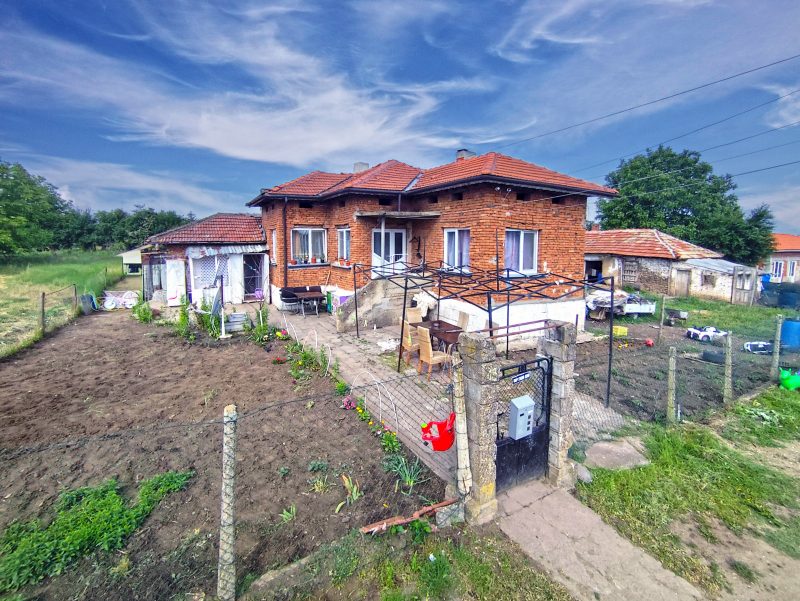 Дом площадью 120 кв.м, 4 спальни, участок 3750 кв.м, 15 км до города Дулово. — фото 2