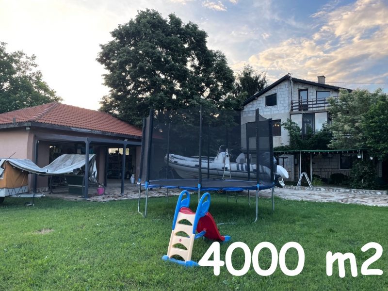 3 дома, участок 4000 кв.м, 42 км до моря.