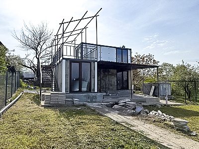 Maison préfabriquée de 85 m², terrain de 500 m², à 3 km de la mer