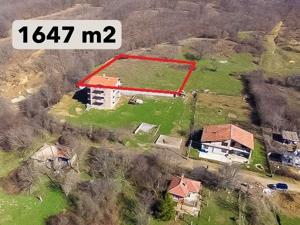 Земельный участок под застройку площадью 1647 кв.м, водоснабжение и электричество, предпочтительный населенный пункт, 15 км до моря. — фото 1