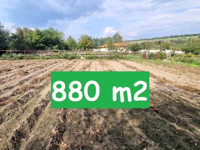 Terrain constructible de 880 m², eau et électricité en bordure de route, à 30 km de la mer — photo 1