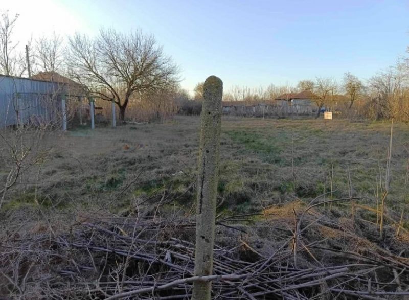 Terrain constructible de 1414 m², eau et électricité à proximité, village recherché, à 37 km de la mer — photo 2