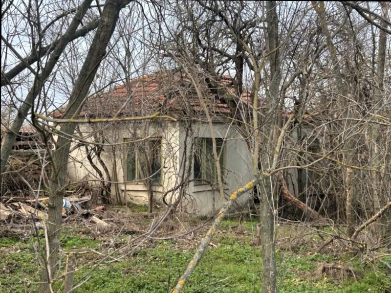 160 кв.м., 2 дома, подлежащие реконструкции, земельный участок 1960 кв.м., живописный поселок, 50 км до моря.