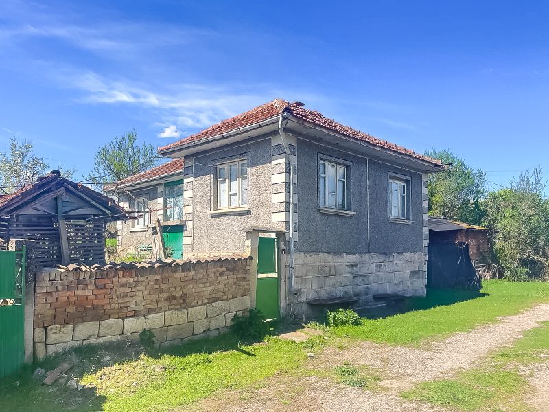 Дом с 2 спальнями, участок 900 кв.м, сельская местность Болгарии. — фото 2