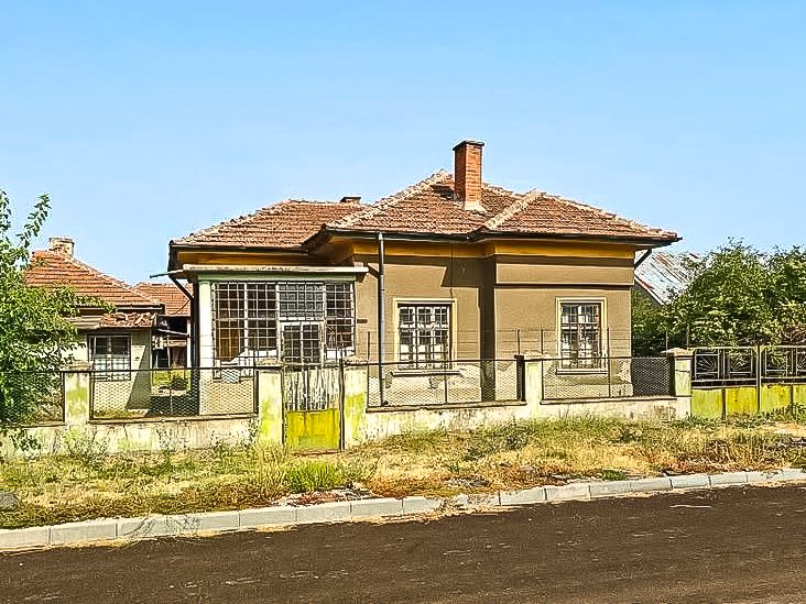 Дом с двумя спальнями, садом площадью 900 кв.м, в небольшом городке. — фото 3