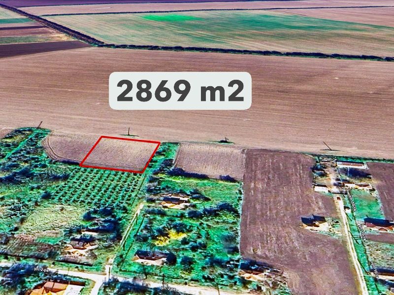 Terrain constructible de 2869 m², en bordure de village, à 10 km de la ville et à 70 km de la mer. — photo 1