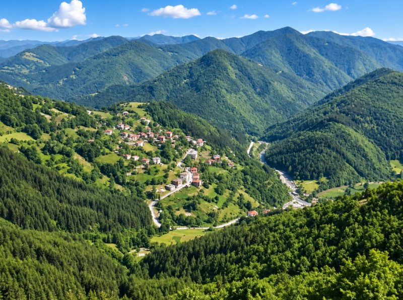 Каменный дом площадью 100 кв. м, излюбленное место отдыха иностранцев, Родопские горы. — фото 1