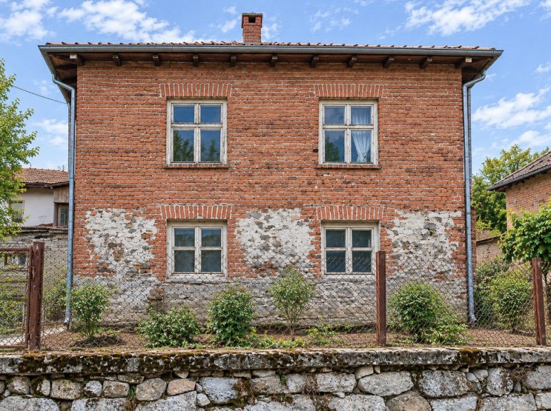 Maison de 152 m² en pierre et brique, dans un village pittoresque d'une région montagneuse