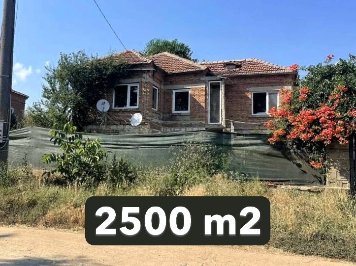Дом площадью 120 кв.м, участок земли 2500 кв.м, 72 км до Варны и 82 км до моря. — фото 1