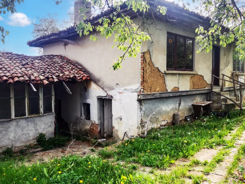 Maison de 80 m² à rénover, terrain de 2366 m², à 12 km de la ville d'Omurtag — photo 2