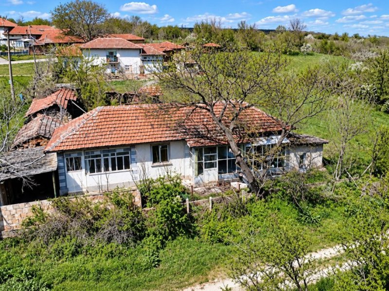 Maison de 90 m² avec 2 chambres, électricité, plomberie et fosse septique neuves, sur un terrain de 1500 m². — photo 3