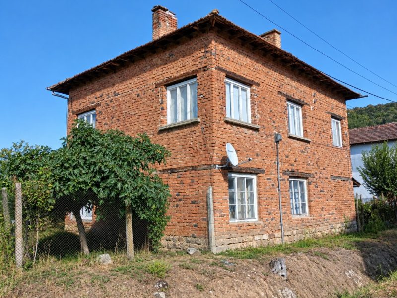 Maison individuelle de 4 chambres, 120 m², terrain de 700 m², à 95 km de Sofia — photo 2
