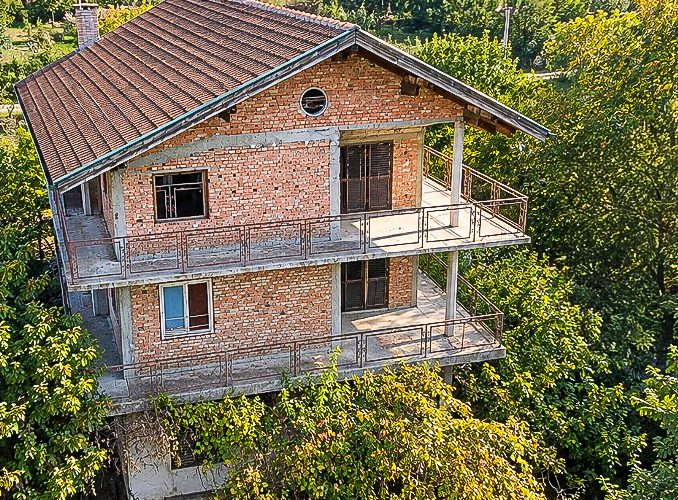Дом из прочного кирпича и бетона площадью 320 кв.м, расположенный недалеко от реки Дунай. — фото 1