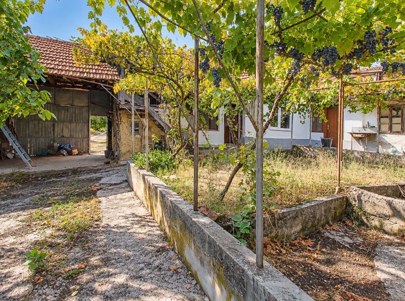Appartement de 107 m² partiellement rénové, sur un terrain de 693 m², en Bulgarie centrale. — photo 2