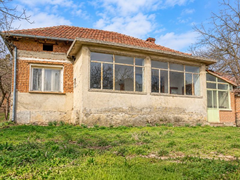 Дом площадью 100 кв.м с двумя спальнями, участок 1600 кв.м, центральная Болгария. — фото 2