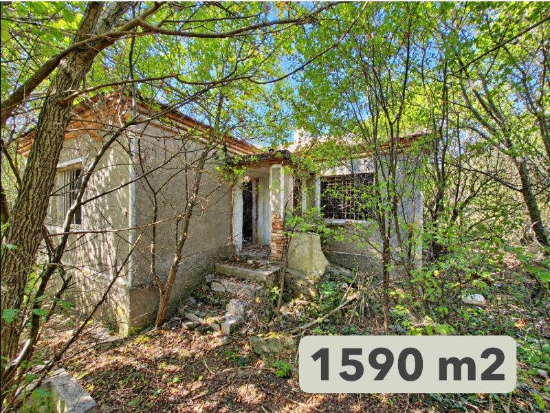 70 sqm demolished house, 1590 sqm land, big village, 20 km to sea
