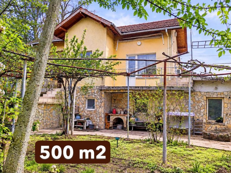Дом площадью 120 кв.м, участок земли 500 кв.м, горная местность, небольшой городок.