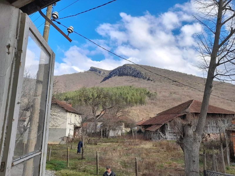 Maison de montagne bon marché à deux étages à Dolni Lom, région de Vidin — photo 3