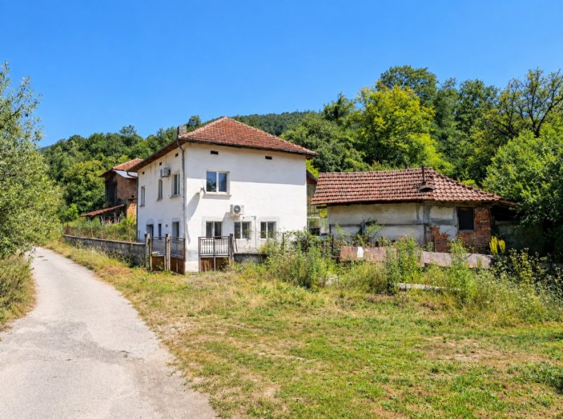 Maison de 150 m² avec 3 chambres, sur un terrain de 4000 m², en région montagneuse, en bordure de rivière. — photo 2