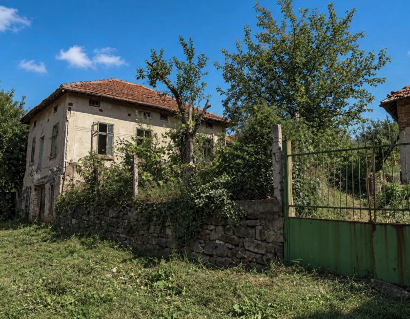 Maison authentique de 100 m² à rénover, terrain de 850 m², village pittoresque, montagnes, à 10 km de la ville de Berkovitsa — photo 2