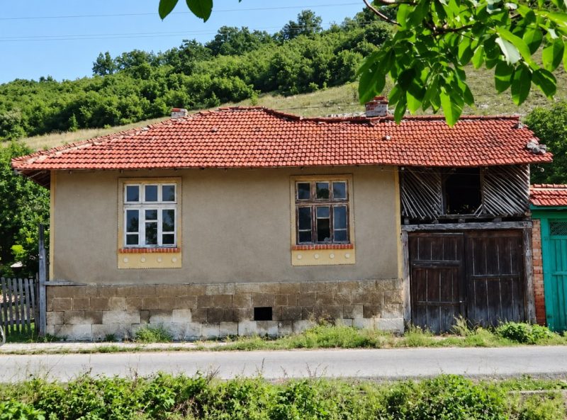 Terrain de 100 m² avec jardin de 730 m², dans une petite ville de la région de Ruse. — photo 1