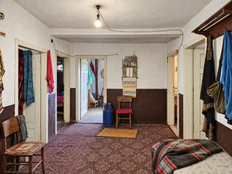Каменный дом с 3 спальнями, участок 1439 кв.м, живописный вид, нет соседей, высота 1100 м. — фото 2
