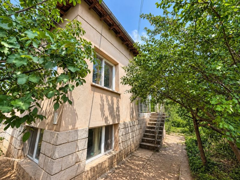 Maison de 180 m², terrain de 1095 m², grand village, à 11 km de Byala Slatina et à 40 km de Vratsa.