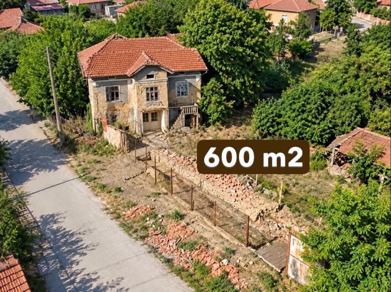 Дом площадью 80 кв.м., требующий ремонта, земельный участок 600 кв.м., 25 км до города Ловетч.