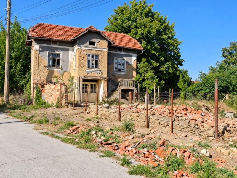 Дом площадью 80 кв.м., требующий ремонта, земельный участок 600 кв.м., 25 км до города Ловетч. — фото 2