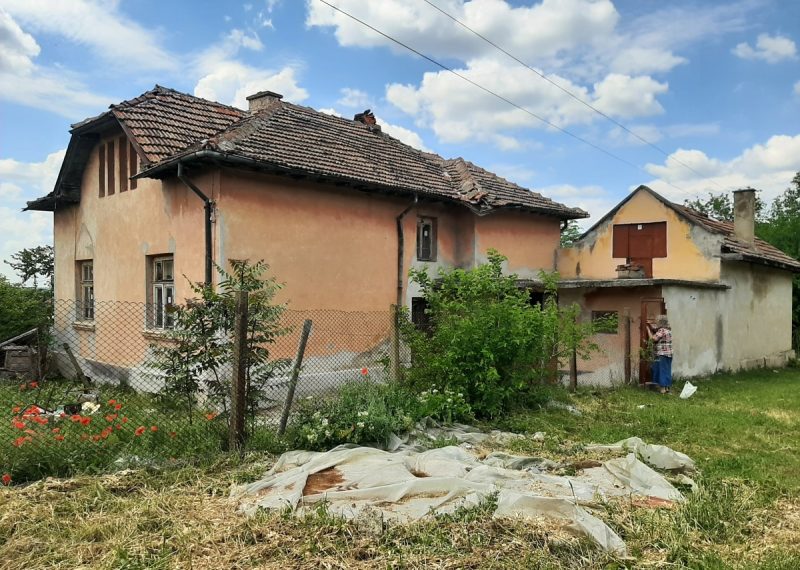 Старый двухэтажный дом с пристройкой и подвалом в большом селе, в 55 км от Врацы. — фото 3