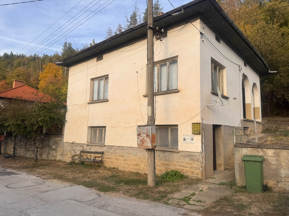 Двухэтажный дом с двором площадью 668 м² и сараем площадью 23 м², в 15 км от Этрополе.