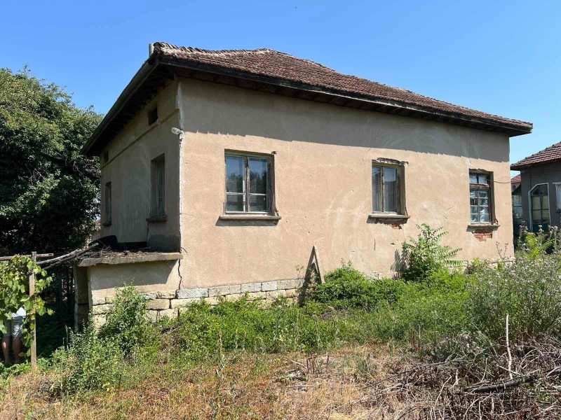 Кирпичный дом на плодородном участке земли площадью 2500 м², муниципалитет Айредин, Врацкая область.
