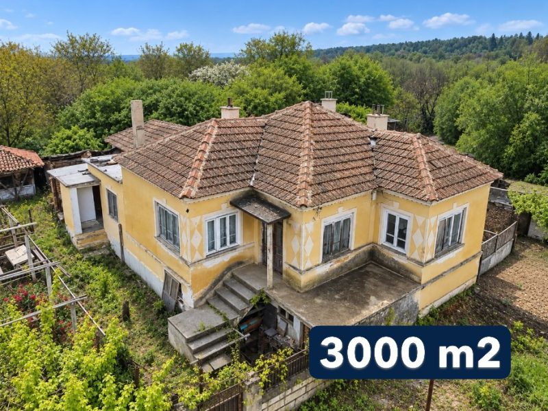 Дом с 2 спальнями, требует ремонта, участок 3000 кв.м, 27 км до Добрича. — фото 1