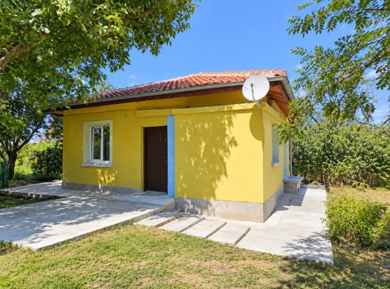Maison rénovée de 60 m² avec 2 chambres, terrain de 912 m², village recherché, à 25 km de la mer — photo 2